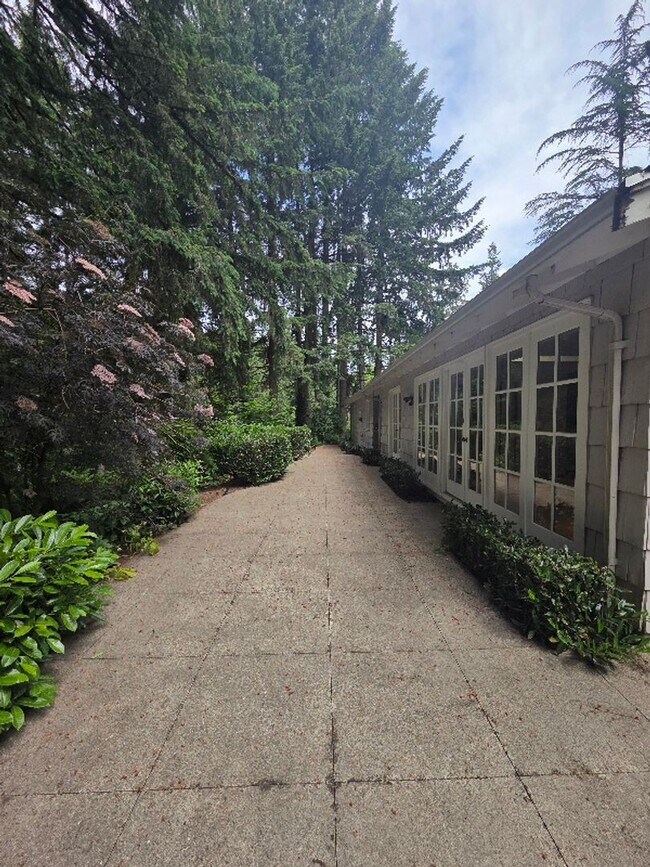 Building Photo - Private 4 Bedroom / 2.5 Bath Bridle Trails Acerage Property