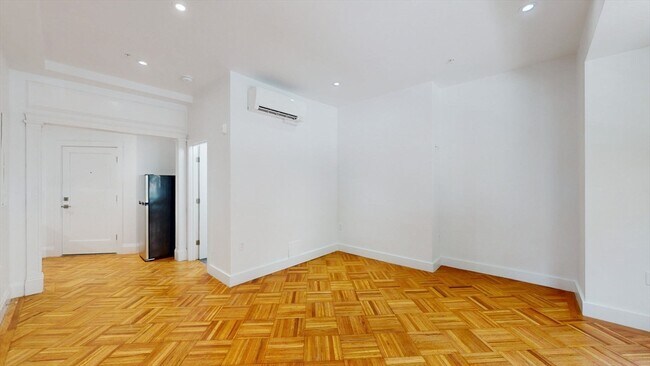 Building Photo - 21 Regent Cir