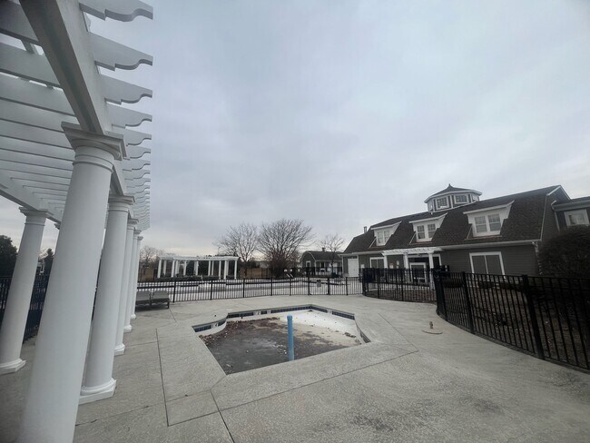 Building Photo - 285 Lakeshore Dr