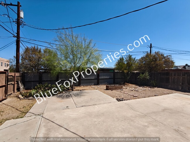 Building Photo - 827 E Helen St