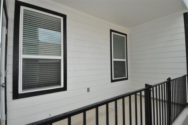 Building Photo - 1621 Bella Dr