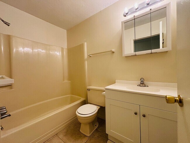 Building Photo - 3 Bedroom 3 Bath House