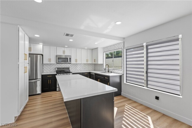 Building Photo - 4092 Ridgewood Ave