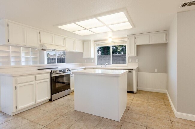 Building Photo - FOUR BEDROOM HOME ON A HUGE LOT SEE VIDEO