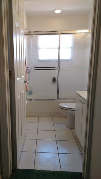 second bathroom - 582 Windsor Sq