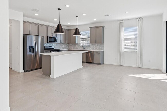 Building Photo - 758 SE Courances Dr