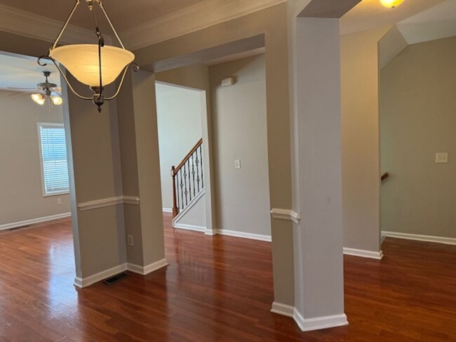 Building Photo - Stunning 4 BR / 3.5 Bath Townhome in Atlanta!