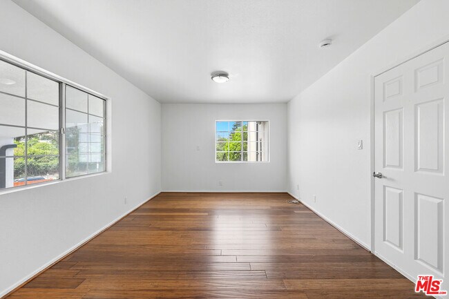 Building Photo - 2132 Cove Ave