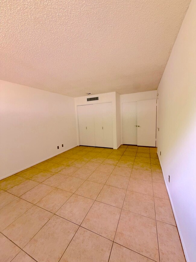 Building Photo - 1655 E Palm Canyon Dr
