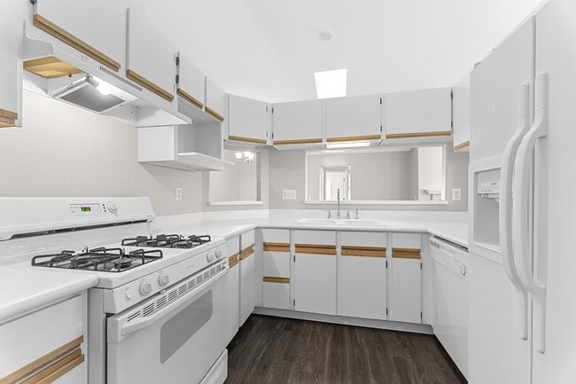 Building Photo - 743 Hilltop Ln