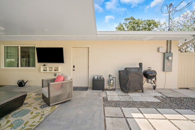 Building Photo - 675 Villa Grande Ave S