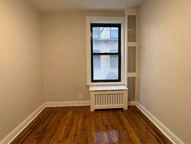 Building Photo - 25-21 31st Ave