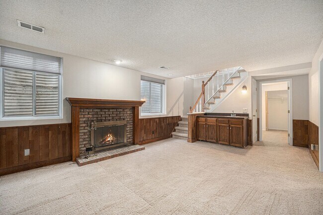 Building Photo - Welcome Home to Bristol Cove - Rare End-Unit Ranch Townhome in Centennial!