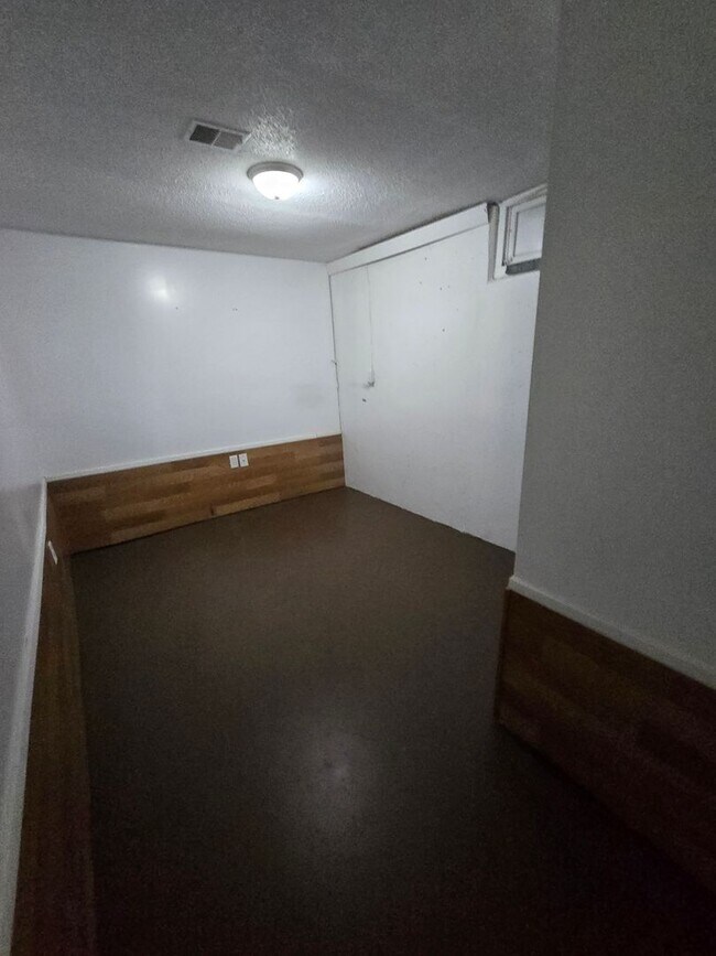 Building Photo - 3 bed 1 bath with partially finished basement & fully fenced in yard