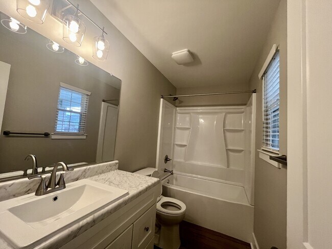 Building Photo - 2916 McDonald Dr SW