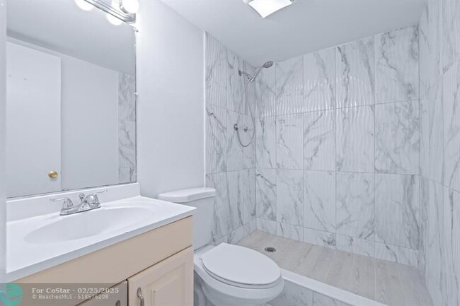 Building Photo - 447 NE 195th St
