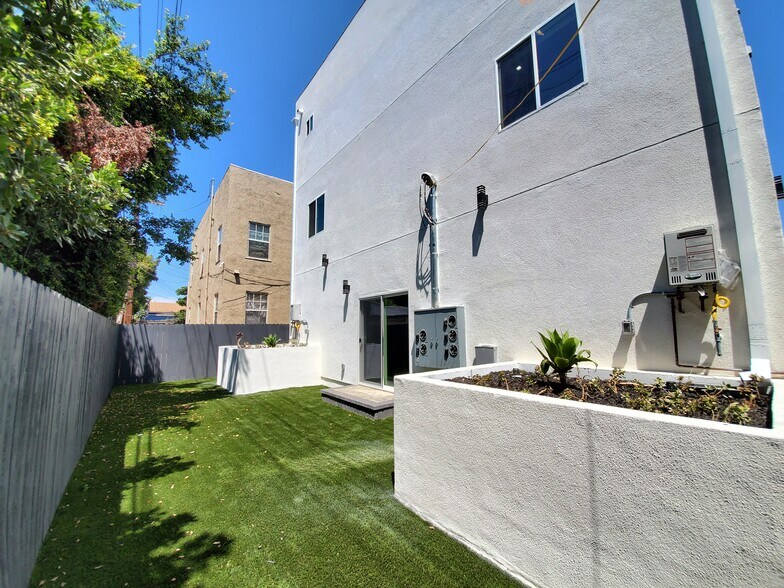 Building Photo - 2337 S Crenshaw Blvd