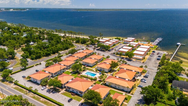 Building Photo - 2100 W Beach Dr