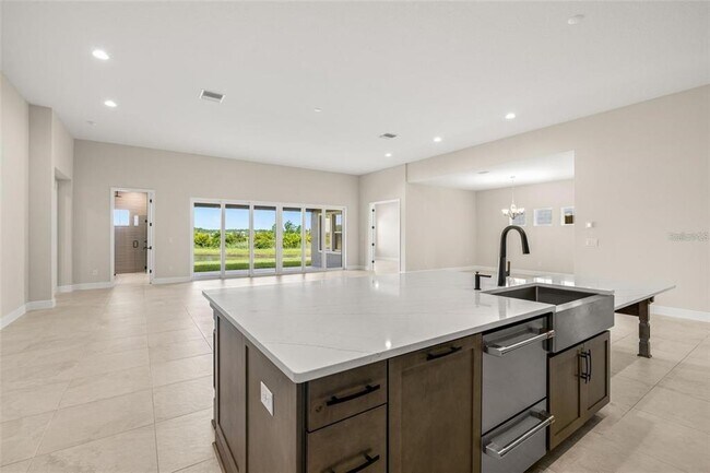 Building Photo - 1953 Arching Br