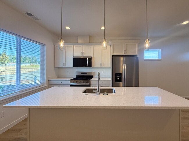 Building Photo - 344 SE Shetterly Dr