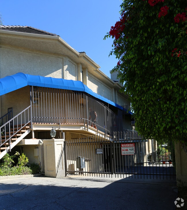 Building Photo - 1942 Grace Ave