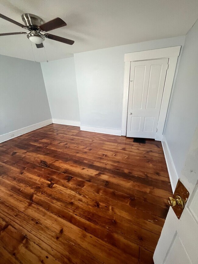 Building Photo - 816 Main St