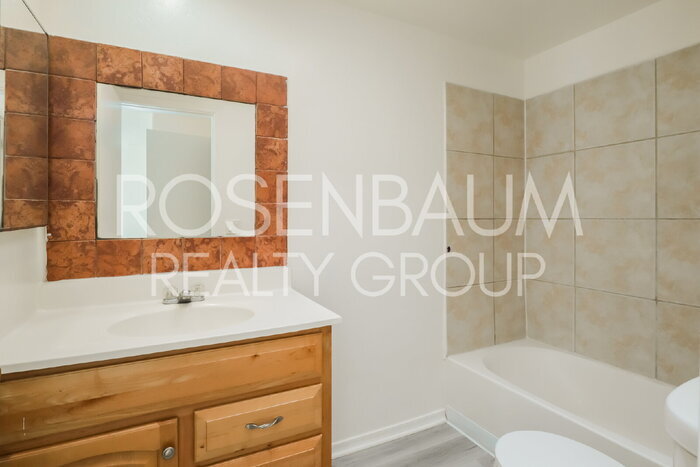 Building Photo - 354 W Delano St