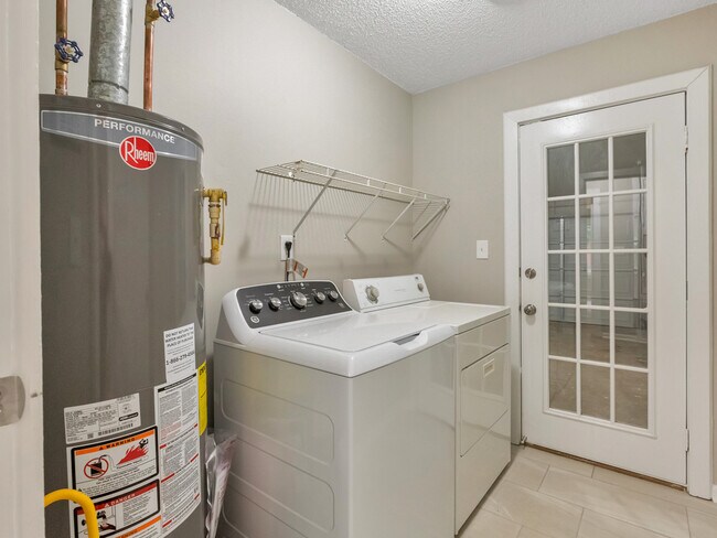Building Photo - 9138 Clubhouse Dr
