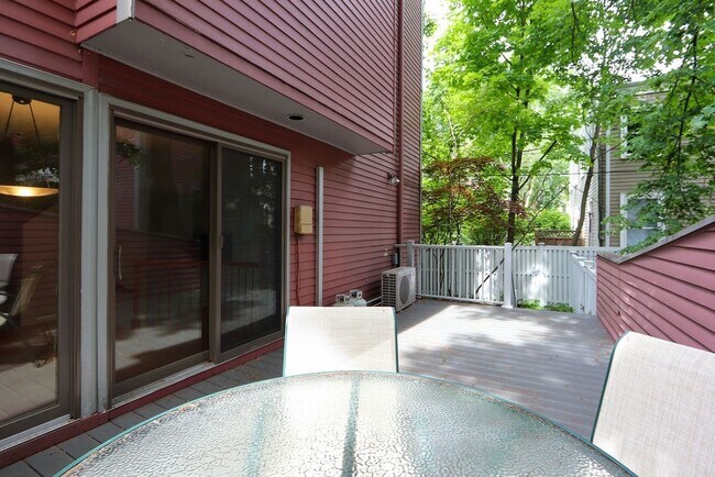 Building Photo - 336 Harvard St