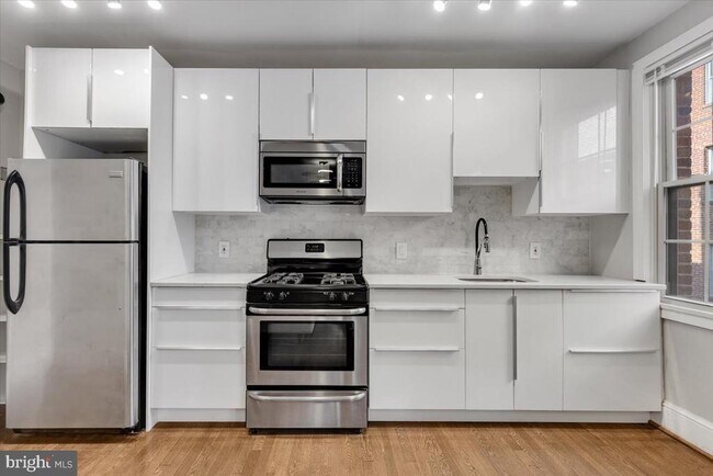 Building Photo - 1301 Longfellow St NW