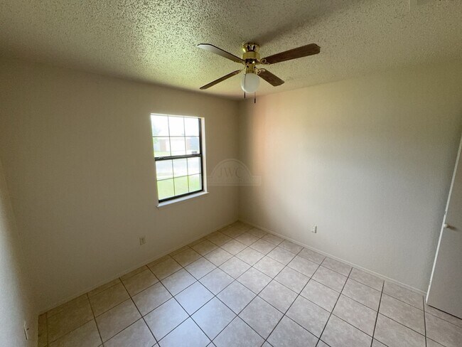 Building Photo - 2208 Hemlock Dr