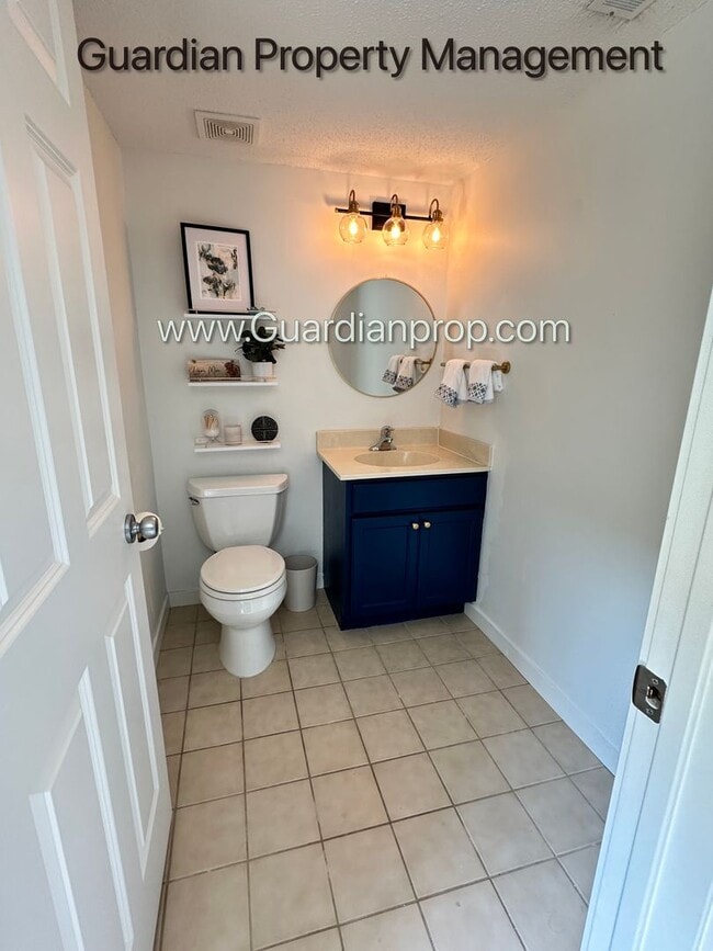 Building Photo - Northeast Minneapolis Town Home, Patio/Dec...