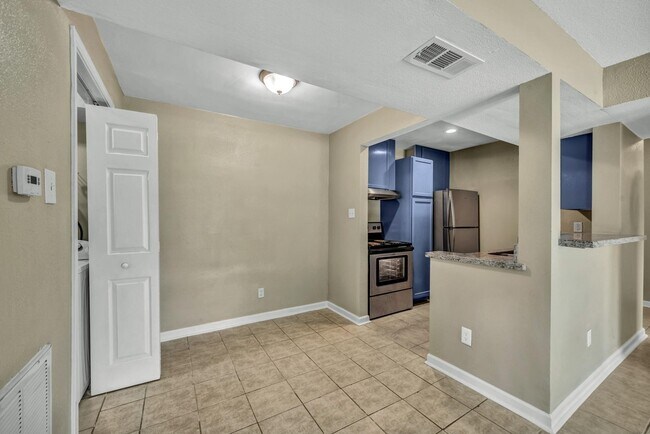 Building Photo - 770 Memorial Mews St