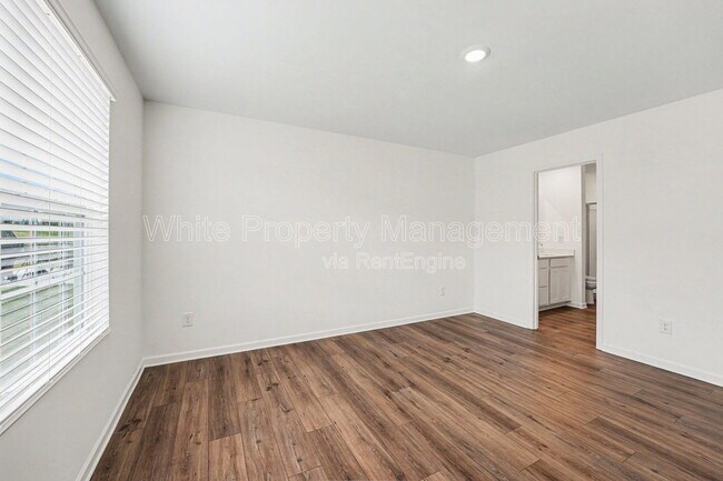 Building Photo - 368 W 18th St
