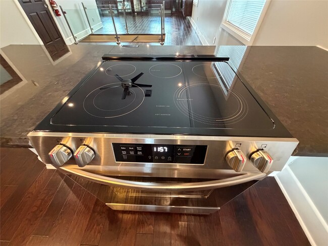 Building Photo - 102 E 5th St