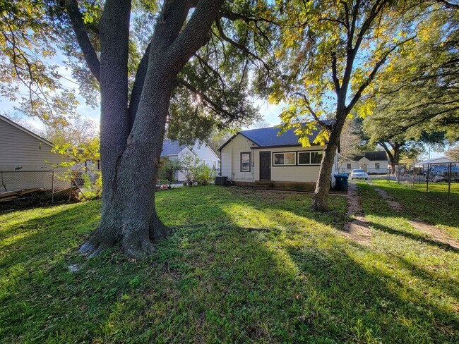 Building Photo - BEAUTIFUL REMODELED HISTORIC AREA 3 BEDROOM 1.5 BATH HOME IN ROSENBERG, TEXAS