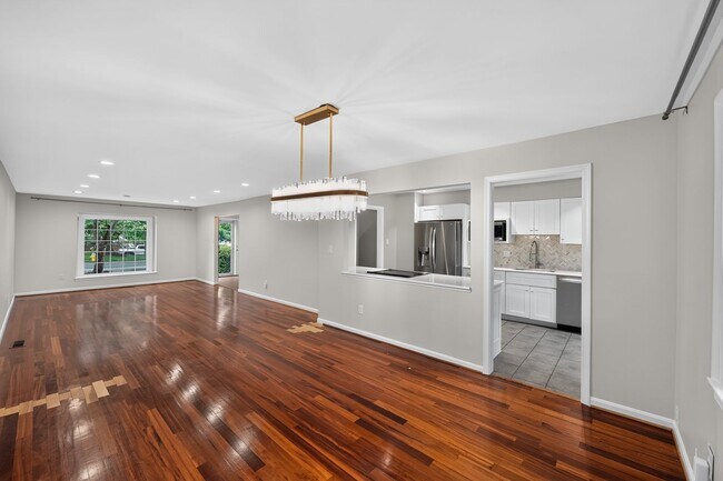 Building Photo - 3-level townhome in sought-after Sycamore Heights