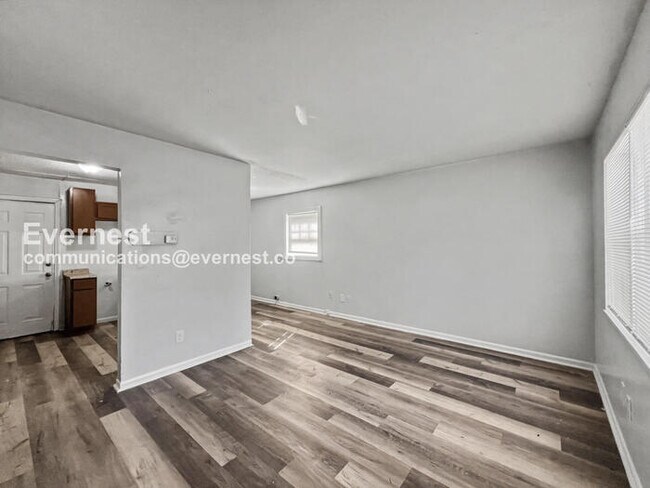 Building Photo - 3 Bed, 1 Bath Home with Off-Street Parking / Pet-Friendly / Vouchers Accepted / Available Now!