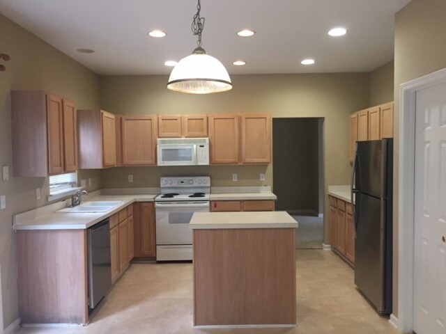 Building Photo - Simpsonville - 4BD+Bonus/2.5BA, 2425SF