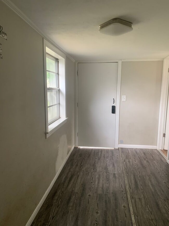 Building Photo - LEASETAKEOVER: NO DEPOSIT NEEDED!!!!  Adorable and large 3 bedroom house with screen in Porch! Ap...
