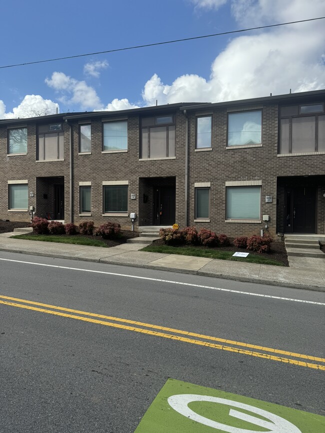 Building Photo - 600 Garfield St