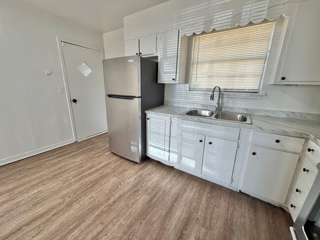 Building Photo - 3 bed Fresh inside!