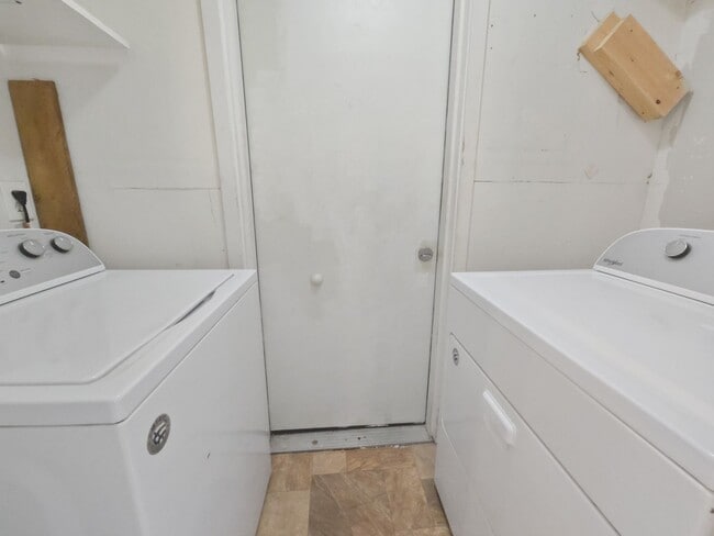 Building Photo - Bright Rambler in Quiet, Convenient Neighborhood