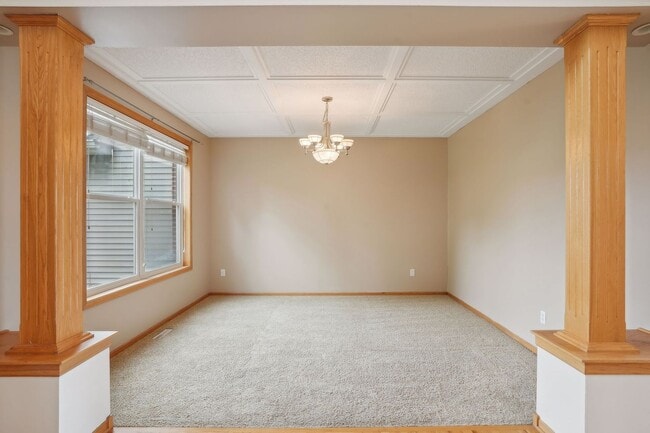 Building Photo - Gorgeous Single Family Home - June 1st Mov...