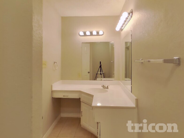 Building Photo - 528 Renee Ln