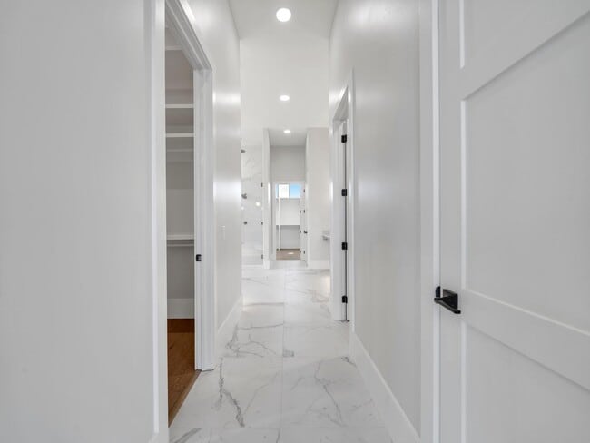 Building Photo - 330 Kelly Plantation Dr