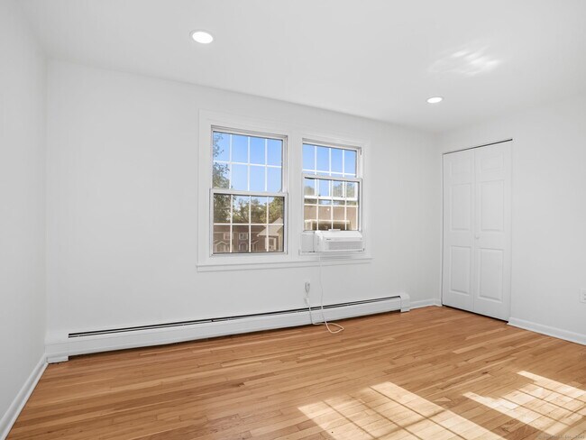 Building Photo - 240 Sunnyridge Ave