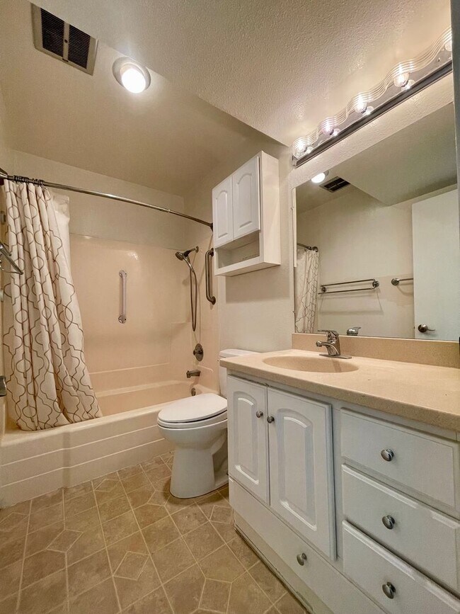 Building Photo - Beautiful One Bedroom One Bathroom Plus Den in La Mesa!