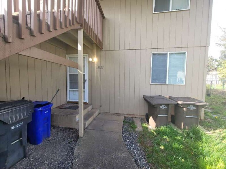 Building Photo - 13323-13325 Clairmont Way
