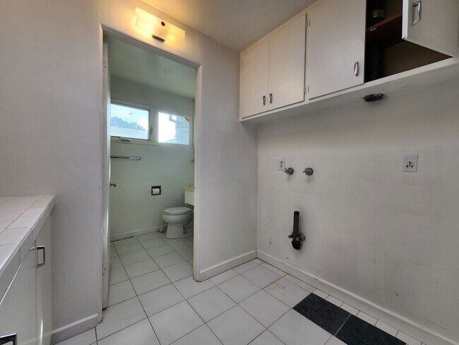 Building Photo - 2015 Cummings Dr